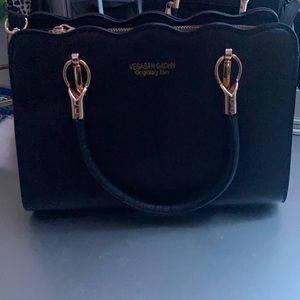 I am selling a handbag that also turns in to a crossbody bag , it is from SHEIN